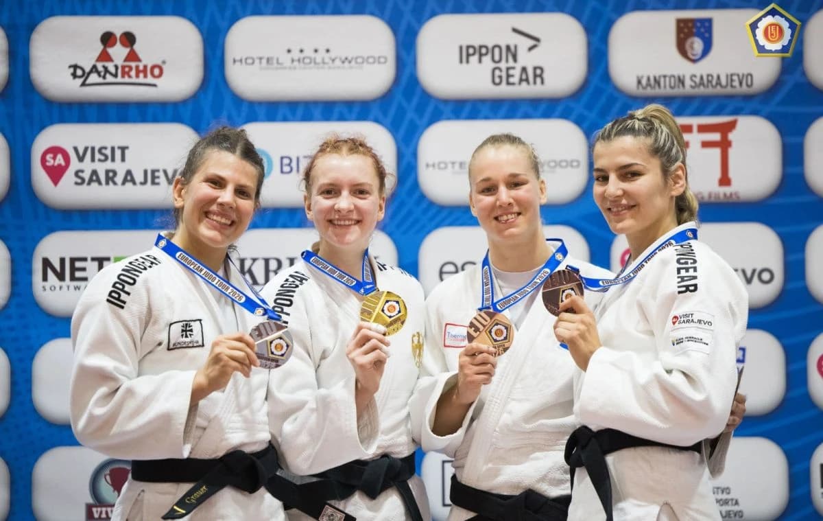 Samardžić (krajnja desno) osvojila bronzanu medalju