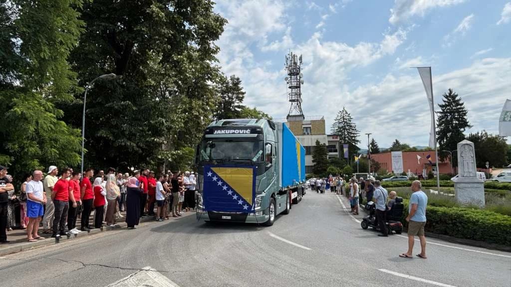 Posmrtni ostaci pet žrtava genocida u Prijedoru ispraćeni iz Sanskog Mosta prema mjestu ukopa
