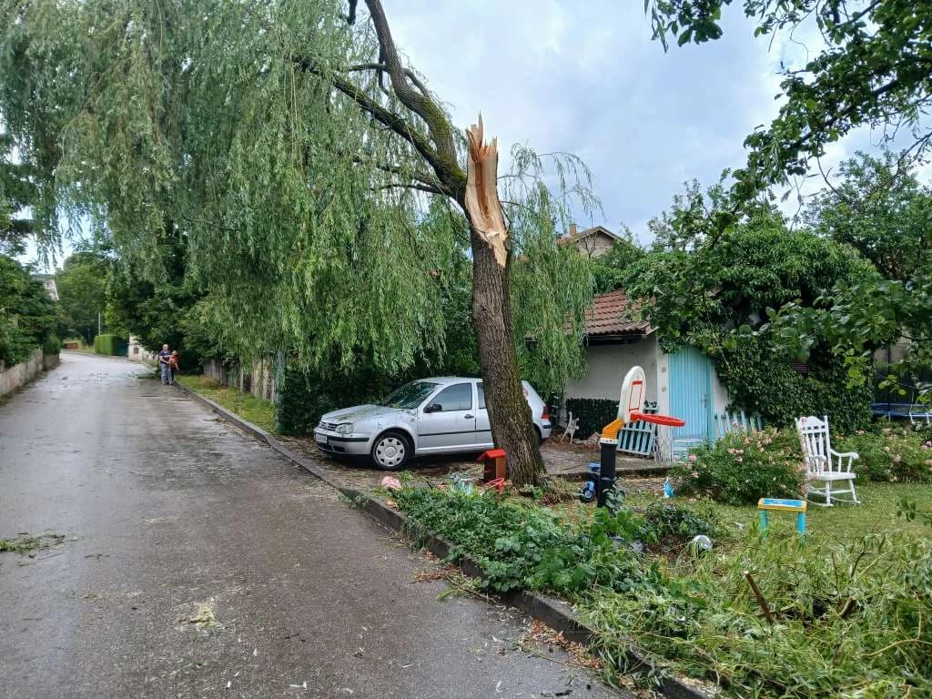 Nevrijeme pogodilo Tomislavgrad: Olujni vjetar rušio stabla i nosio crjepove s kuća