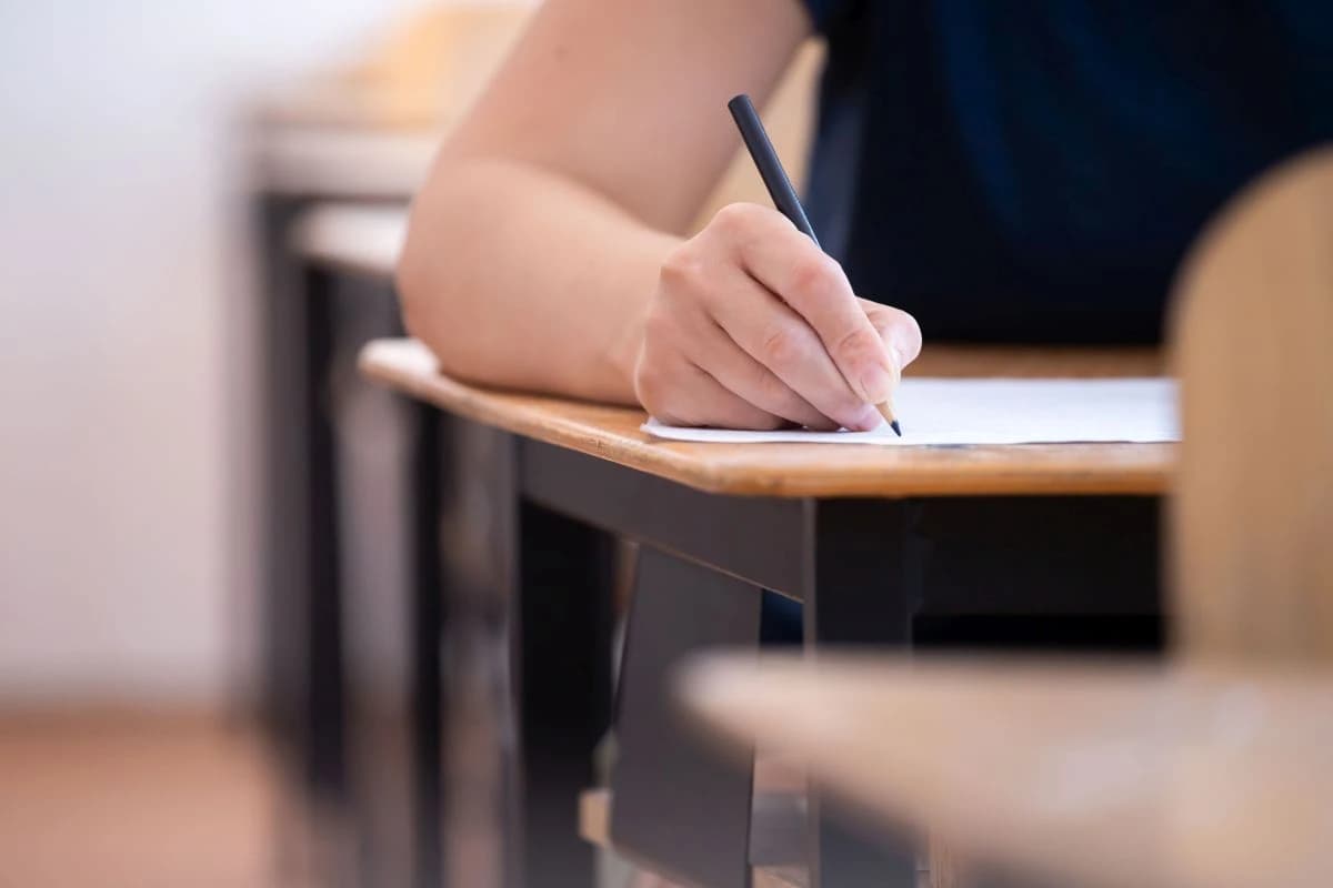 Zaprijetio profesoru koji ga je uhvatio da prepisuje na popravnom ispitu, prijeti mu zatvor