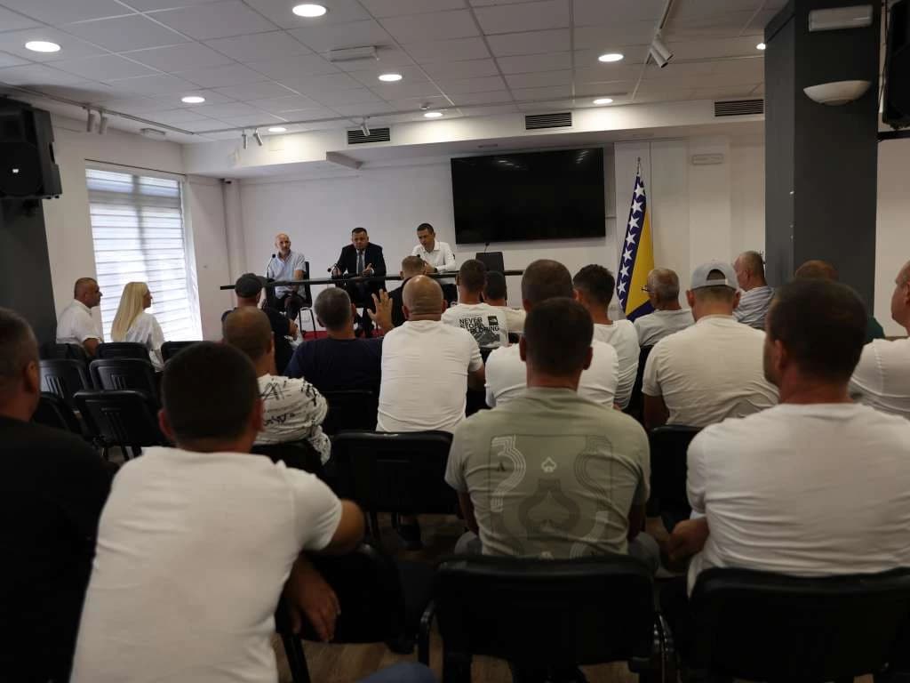 Ulazak sazada, izlazak sprijeda, kako se Mostar čisti od politike: Mostarsko ljeto Sevlida i Marija