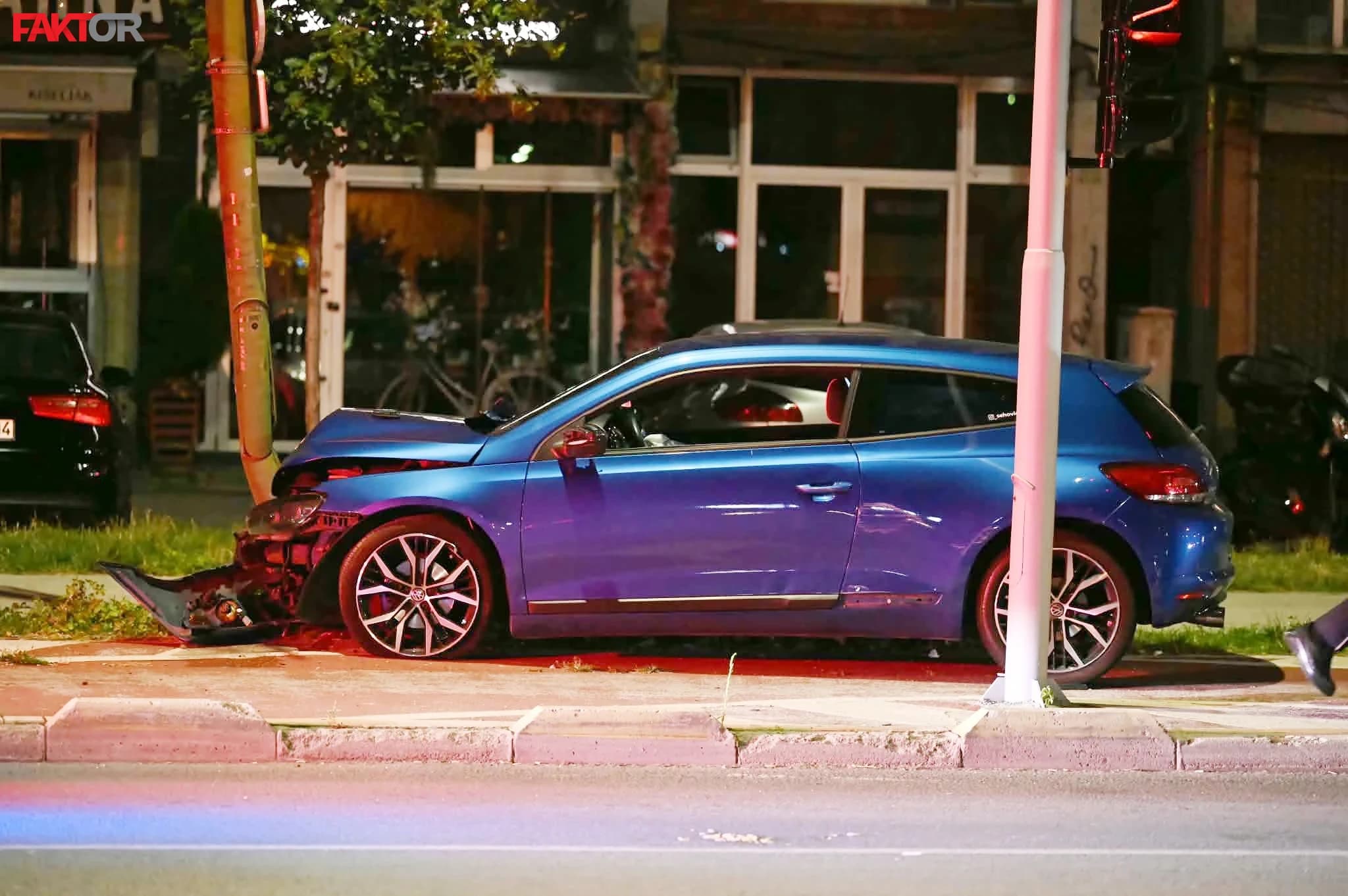 Saobraćajna nesreća u Sarajevu, automobil udario u stub, dvoje prevezeno u bolnicu