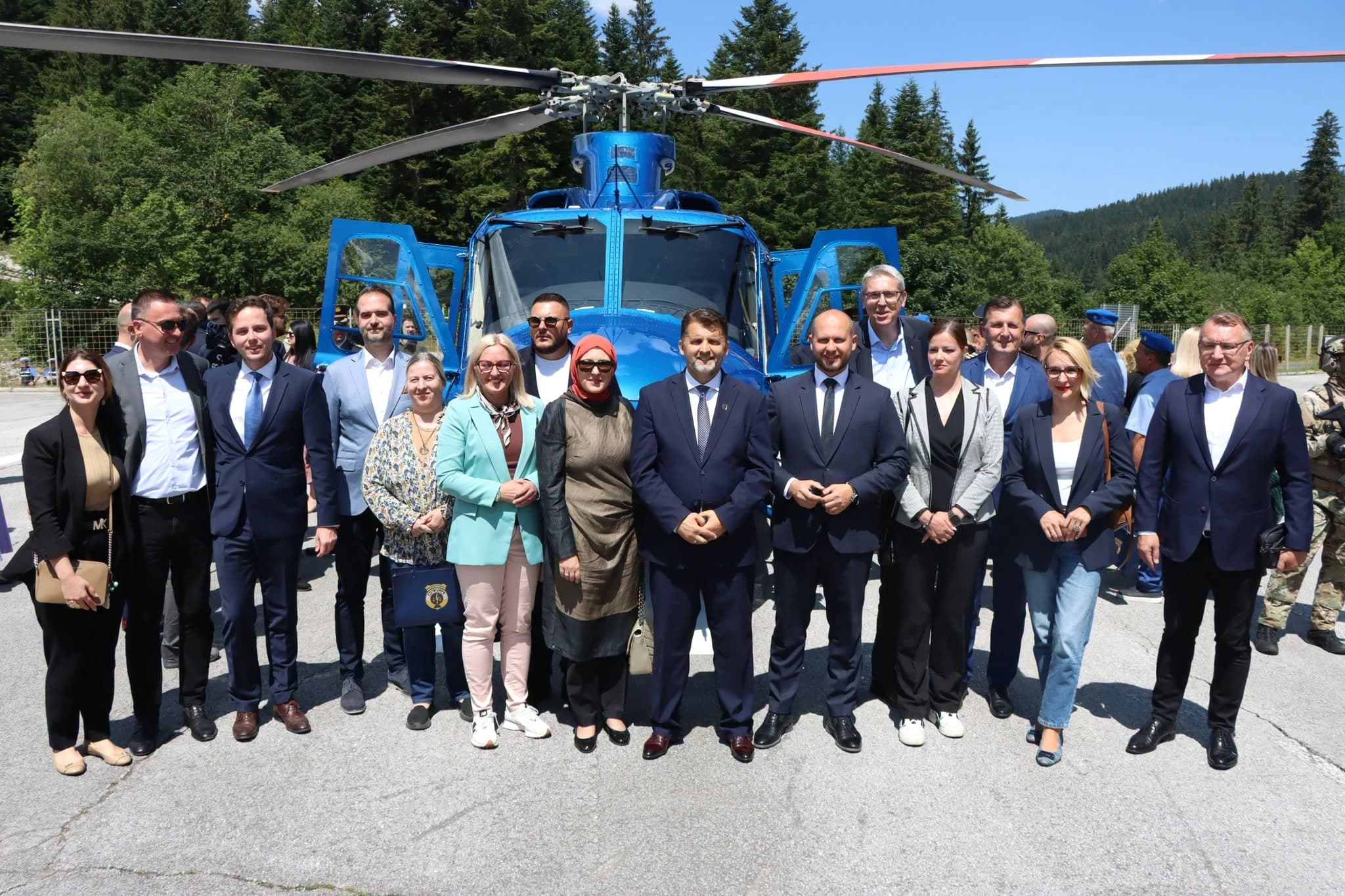 Hićaja o helikopteru i ljudima koji su se željeli fotografisati s njim