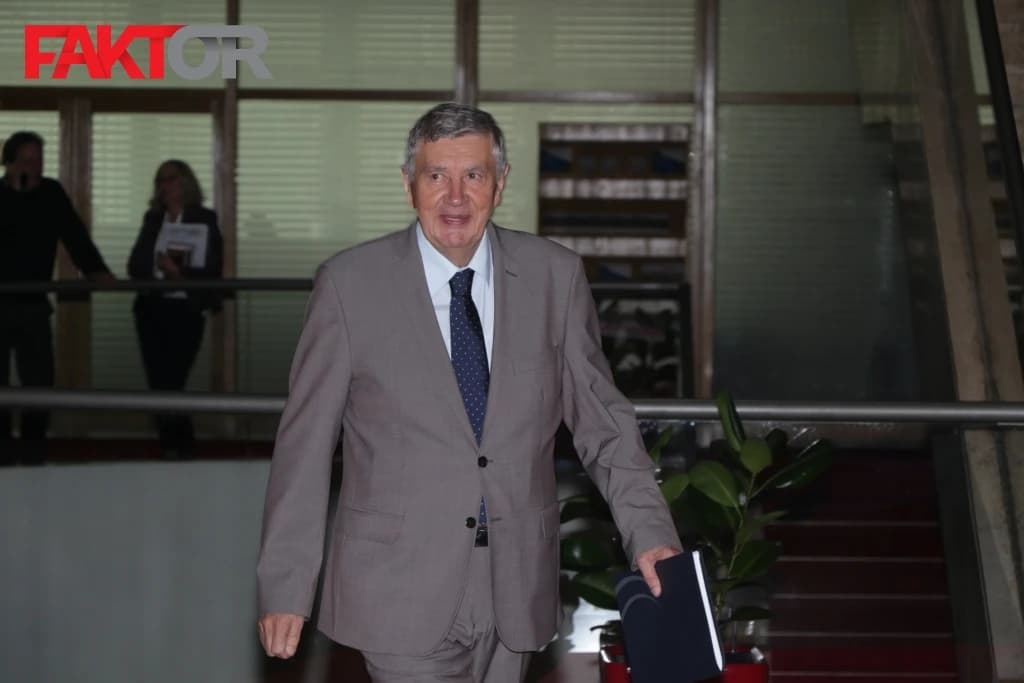 Krši li stranačku disciplinu: Nebojša Radmanović glasao na Ustavnopravnoj komisiji