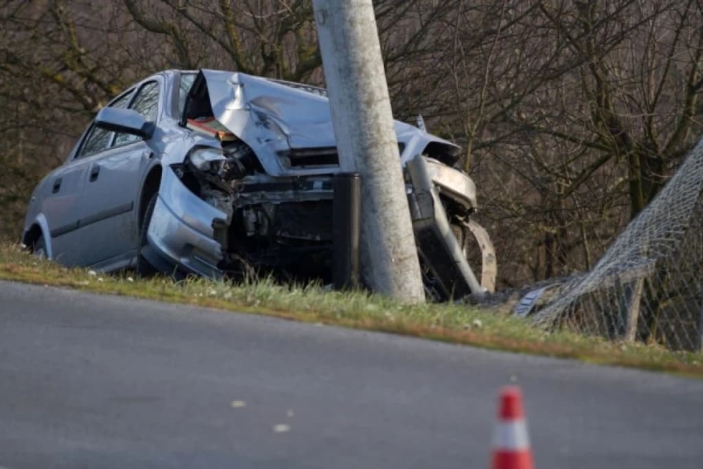 Automobil udario u stub električne rasvjete