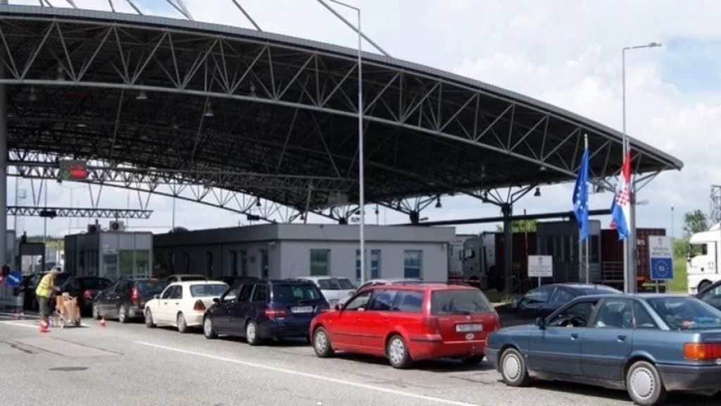 Pojačan intenzitet saobraćaja, duge kolone vozila na graničnim prijelazima na izlazu iz BiH