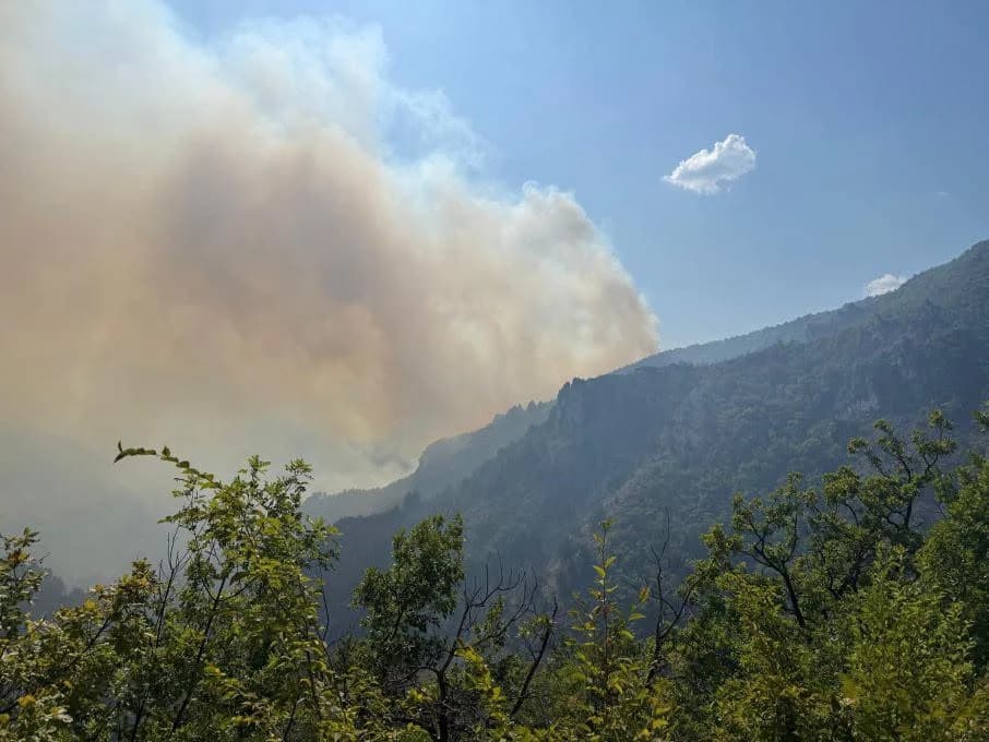 Požari bjesne oko Konjica, vatra se širi iznad naselja, na teren upućeni i sarajevski varogasci