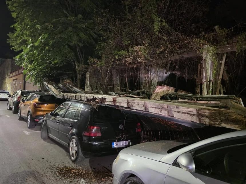 Urušio se dio stare Alajbegovića kuće u Mostaru: Ruševine zatrpale tri automobila