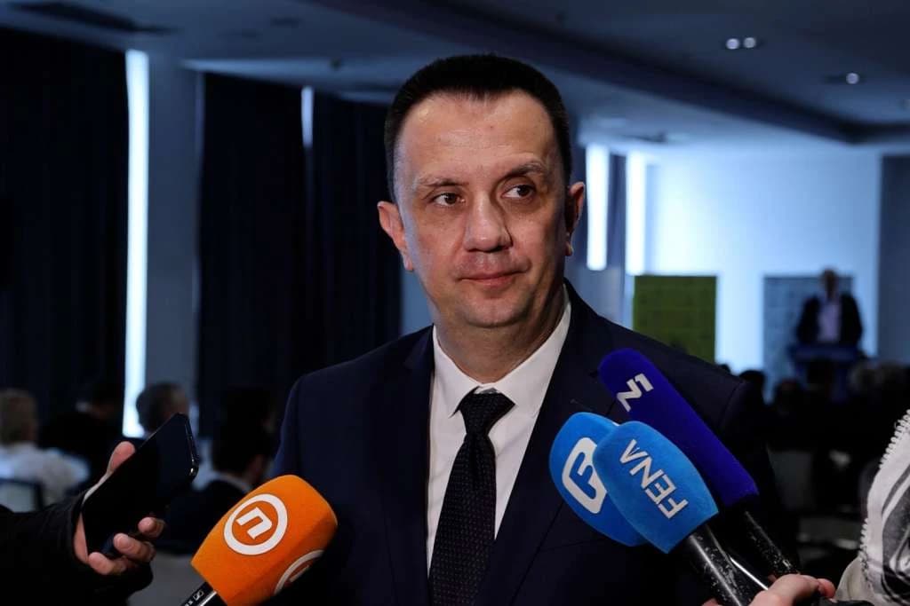 Ministar Vedran Lakić