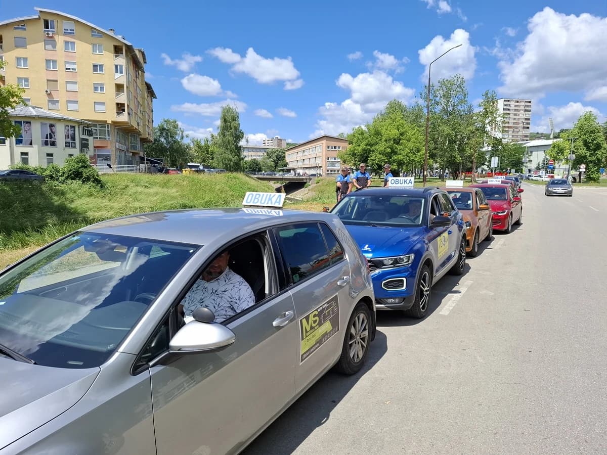 Raniji protest autoškola u Tuzli