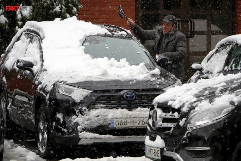 U većini Bosne pada snijeg, u Hercegovini kiša, večeras se očekuju olujni udari vjetra