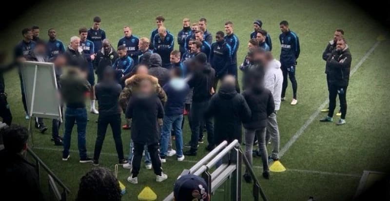 Haos za engleskog trenera u Holandiji: Huligani se pojavili na treningu i održali lekciju iz taktike