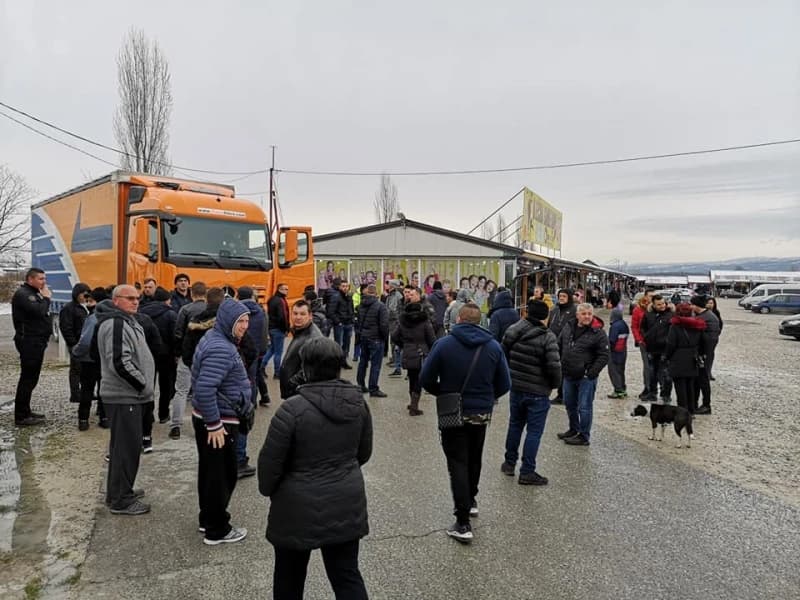 Okupljeni radnici na pijaci