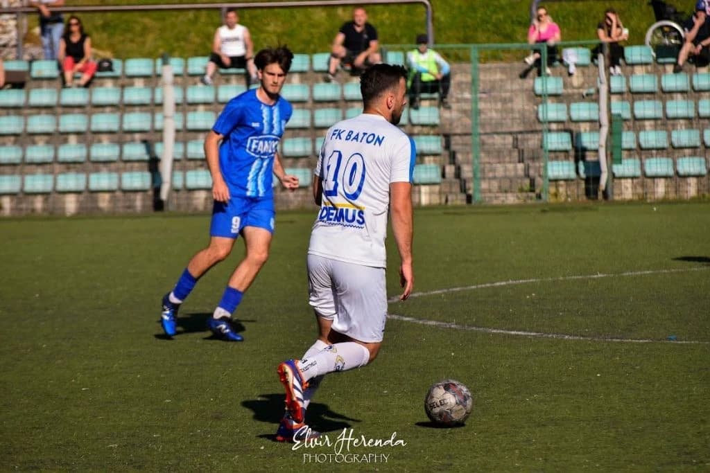Benjamin u dresu Famosa (plavi dres)