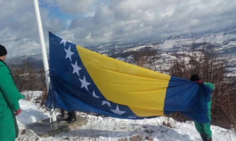 Jarbol je visine 14 metara, otporan na udare vjetara i ostale atmosferske uticaje