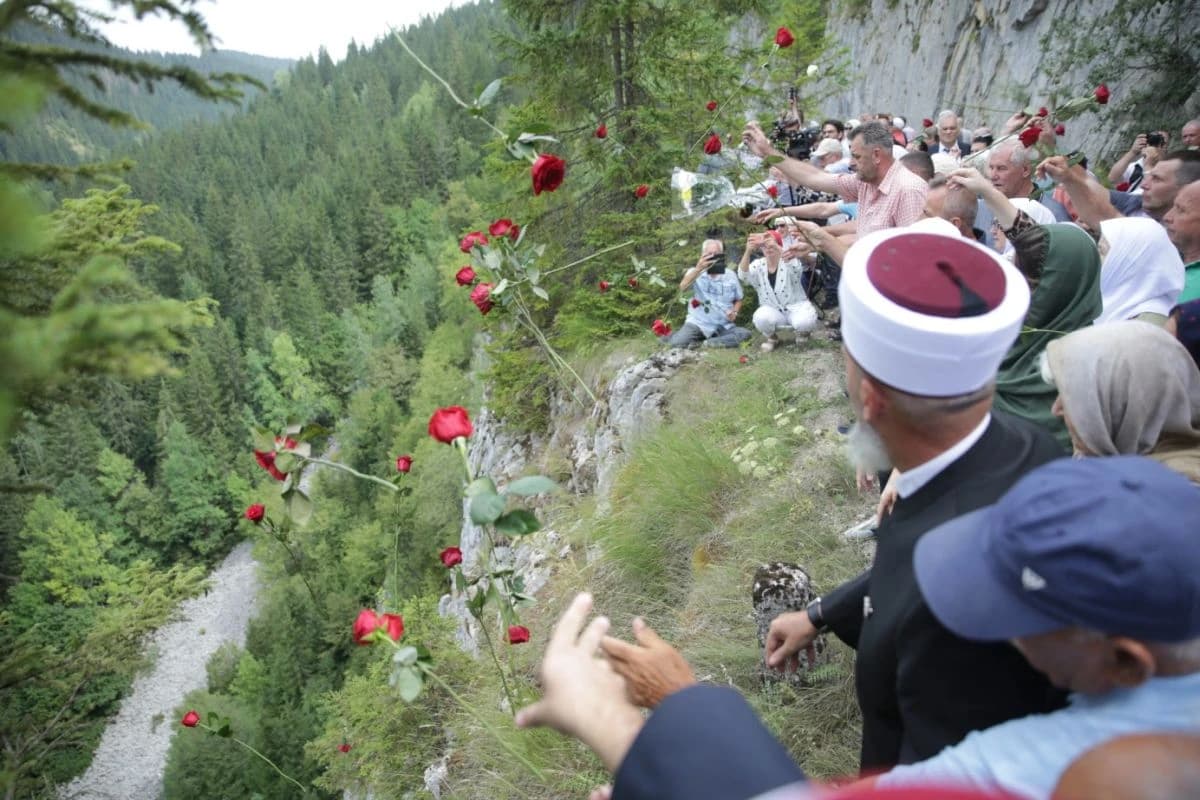 Obilježene 34 godine od zločina na Korićanskim stijenama: Strijeljana 224 logoraša i bačena u ponor