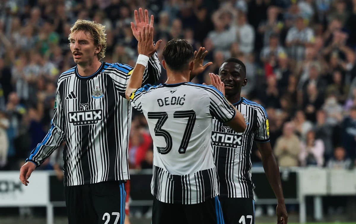 Briljantno izdanje Amara Dedića, Newcastle United ostao u borbi za trofej