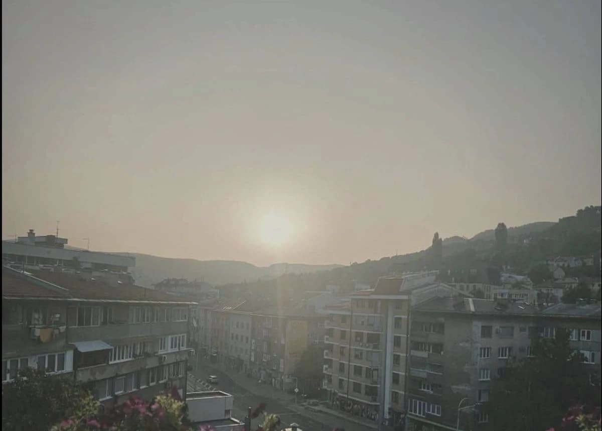 Stigao saharski pijesak, pao mrak: Ovako danas izgleda nebo iznad BiH, kao da smo u Africi