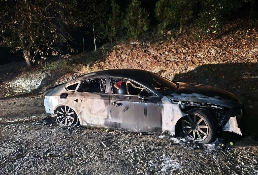 Drama u Goraždu: Nepoznate osobe zapalile automobil zastupnika, vatra prijetila kući