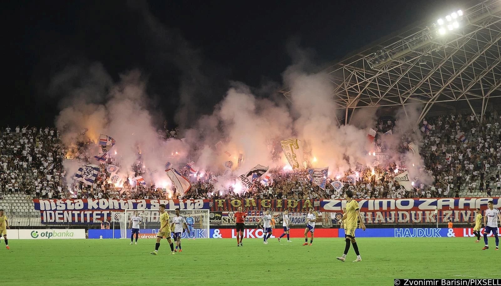 Torcida zapalila transparent navijača koji su podržali krvnika Mladića