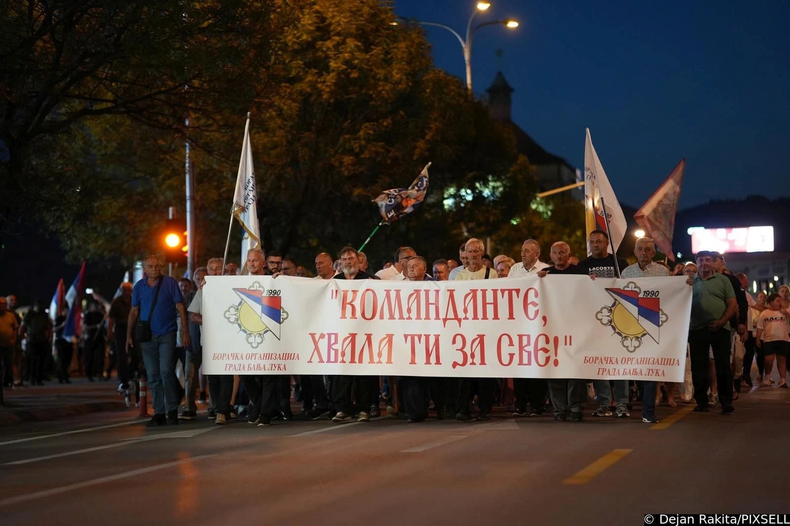 Sramotni prizori iz Banje Luke: Srbi izašli da odaju počast presuđenom ratnom zločincu Ratku Mladiću