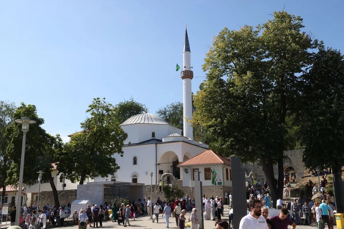 Otvorena obnovljena džamija u Gradačcu: Husejnija je živi, kameni svjedok bošnjačke državotvorne svijesti