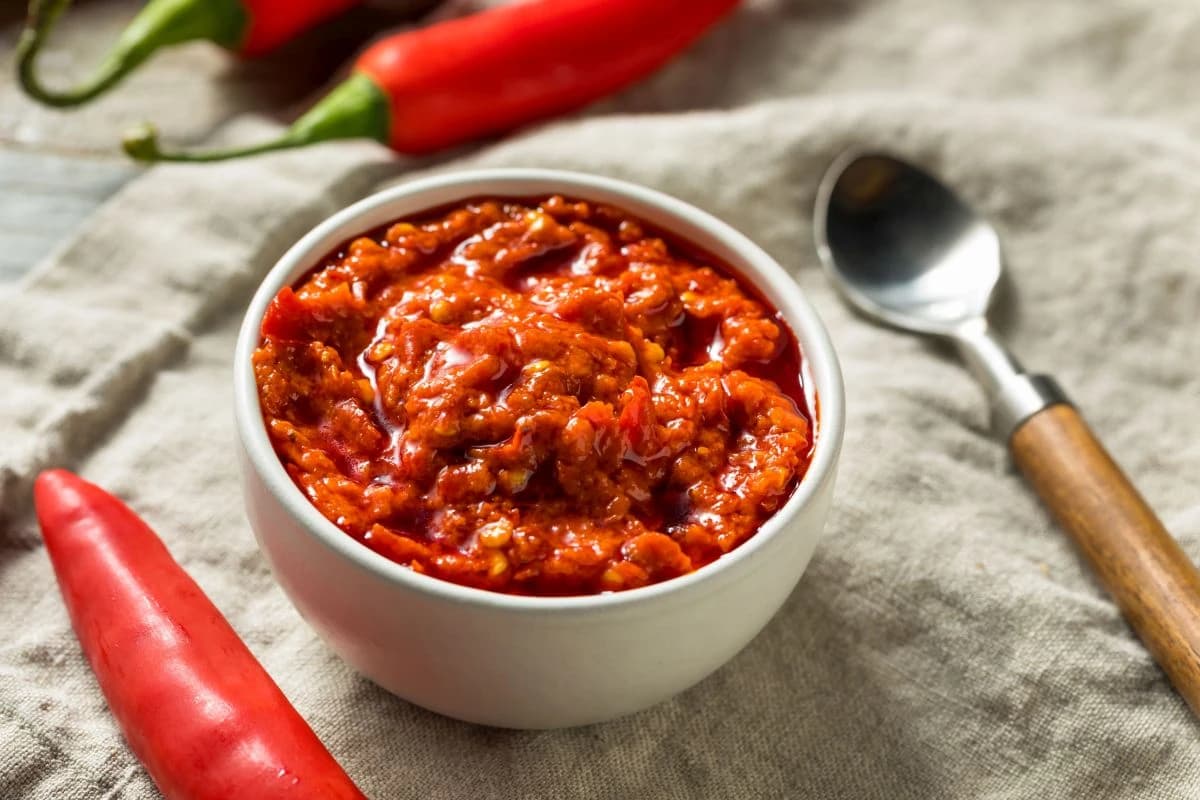 Koliko ulja, sirćeta, šećera ide u ajvar, kad dodati bijeli luk: Ovo je omjer za pet kilograma paprika