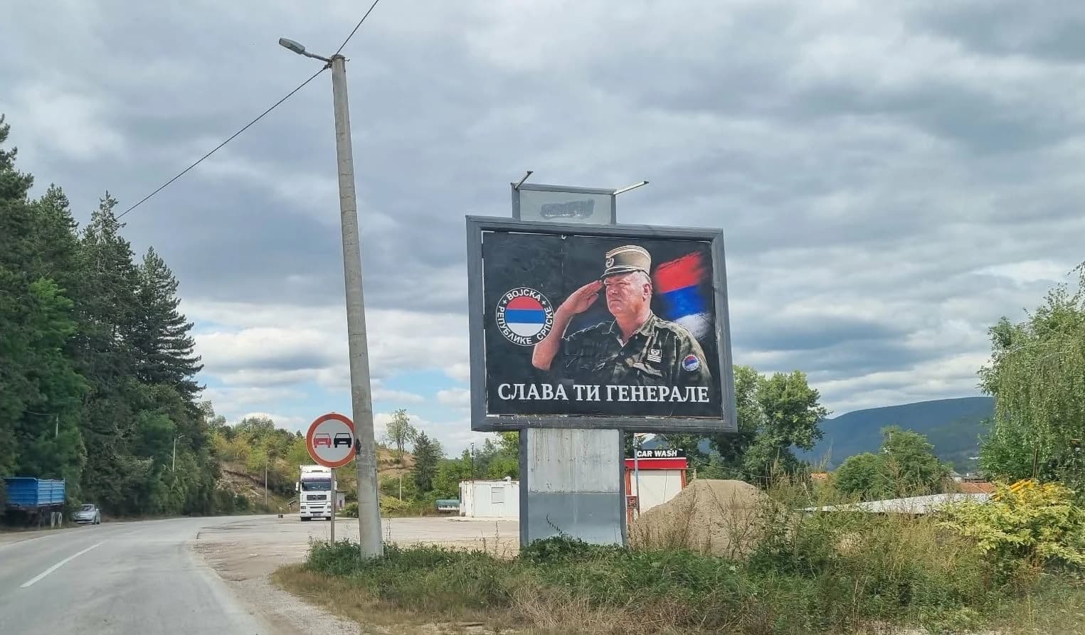 Na ulazu u Rogaticu i dalje stoji bilbord s likom zločinca Mladića: Iz firme Metromedia kažu da to rade lokalci