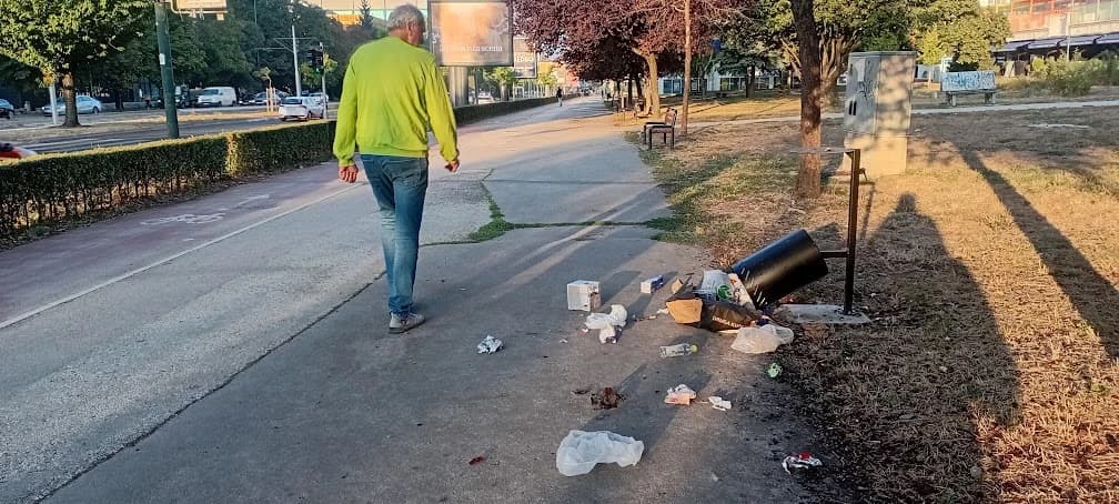 Vandalima zasmetala kanta za otpatke
