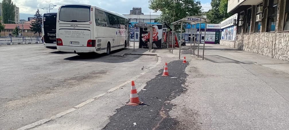 Zapuštena Autobuska stanica Sarajevo, uništene kamene ploče umjesto klupa za odmor