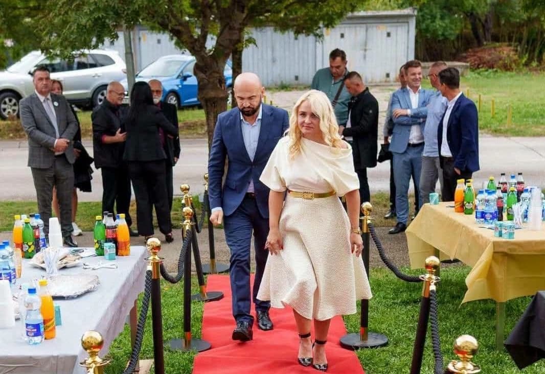 Ramo Isak ne hoda običnom cestom, za njega je prostrt crveni tepih