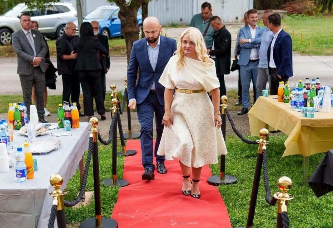 Ramo Isak ne hoda običnom cestom, za njega je prostrt crveni tepih