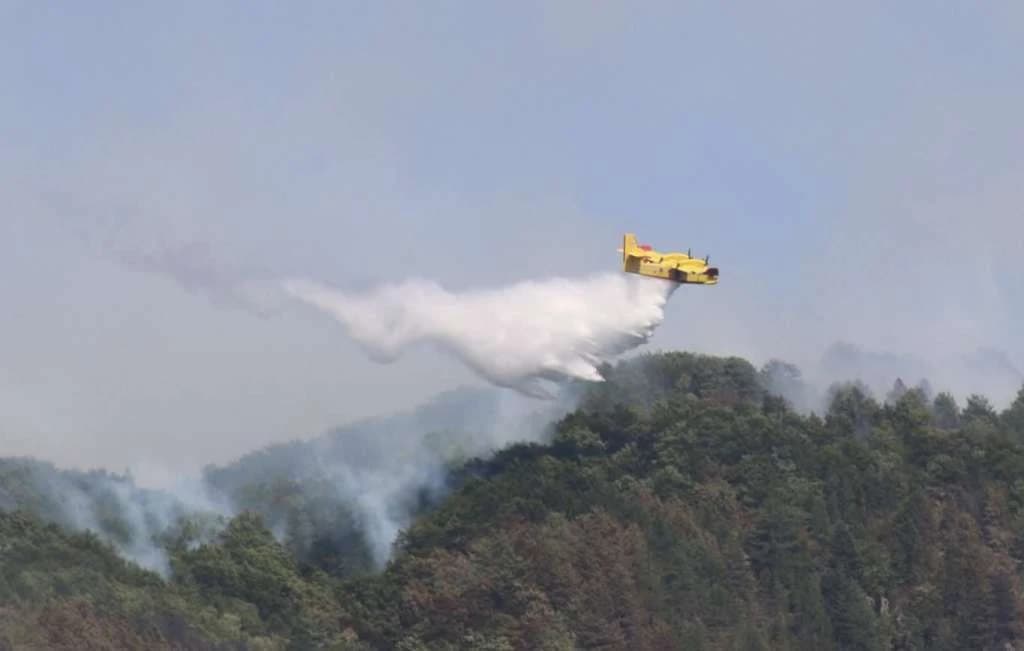 Iako su djelovali kanaderi i helikopter, požar na Čvrsnici i dalje aktivan