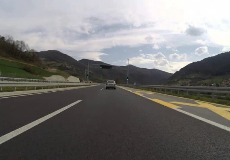Automobil se kretao u pogrešnom smjeru na autoputu, policija hitno reagirala