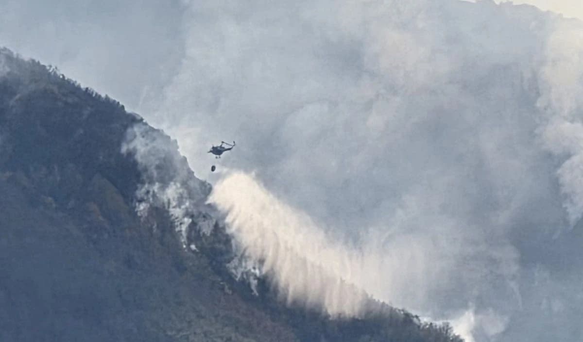 Helikopter Oružanih snaga BiH nastavlja gasiti požar na području Blidinja