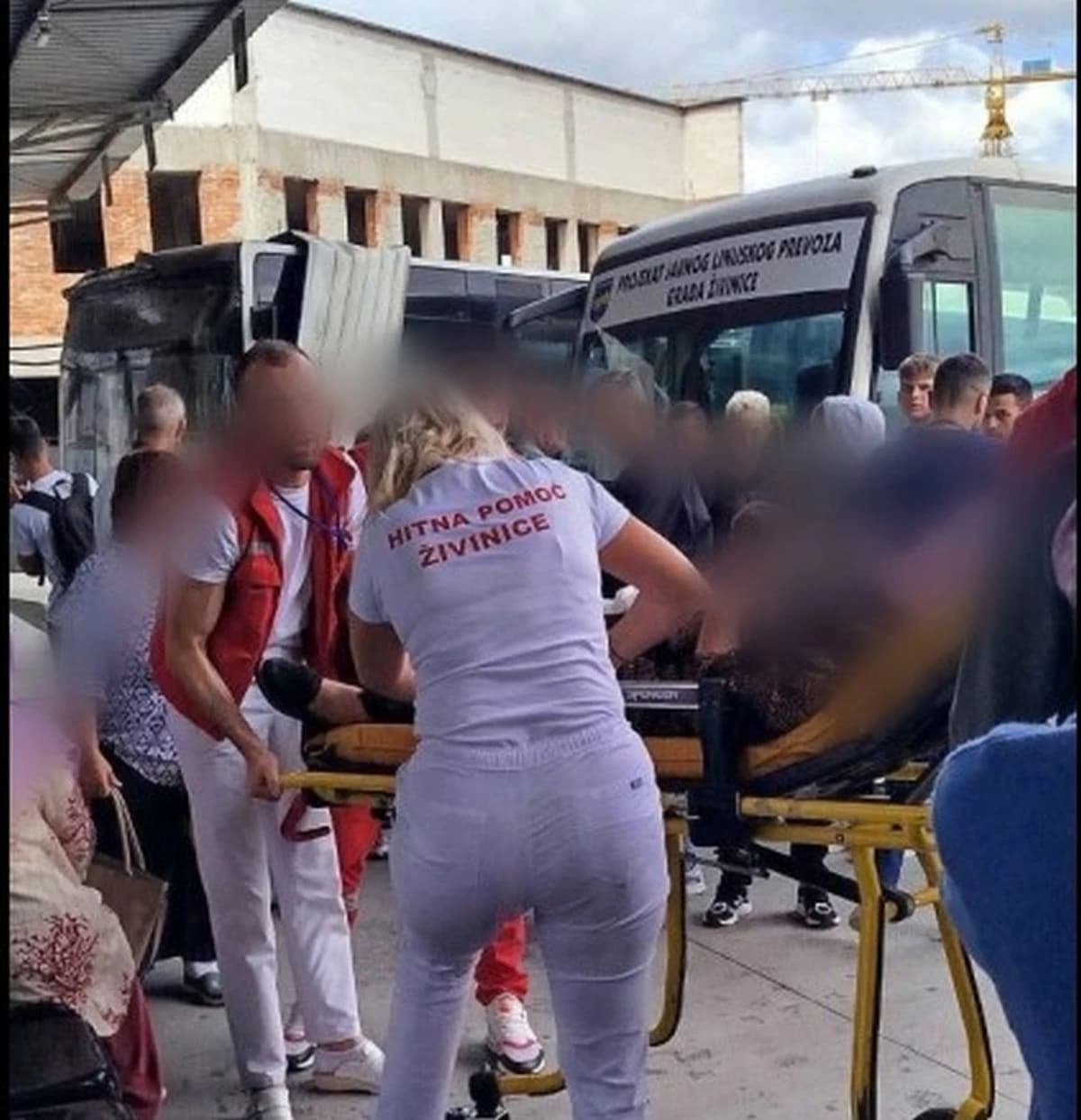 Užas u Živinicama: Autobus se zabio u autobusku stanicu, povrijeđene tri osobe