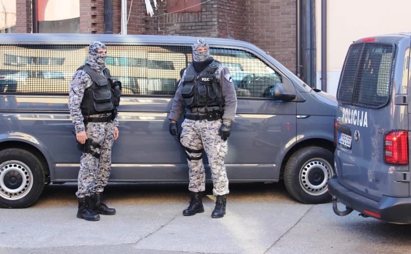 Policija pretresa u Banovićima i Živinicama zbog mita i prevare u privrednom poslovanju, na meti i policijski službenik