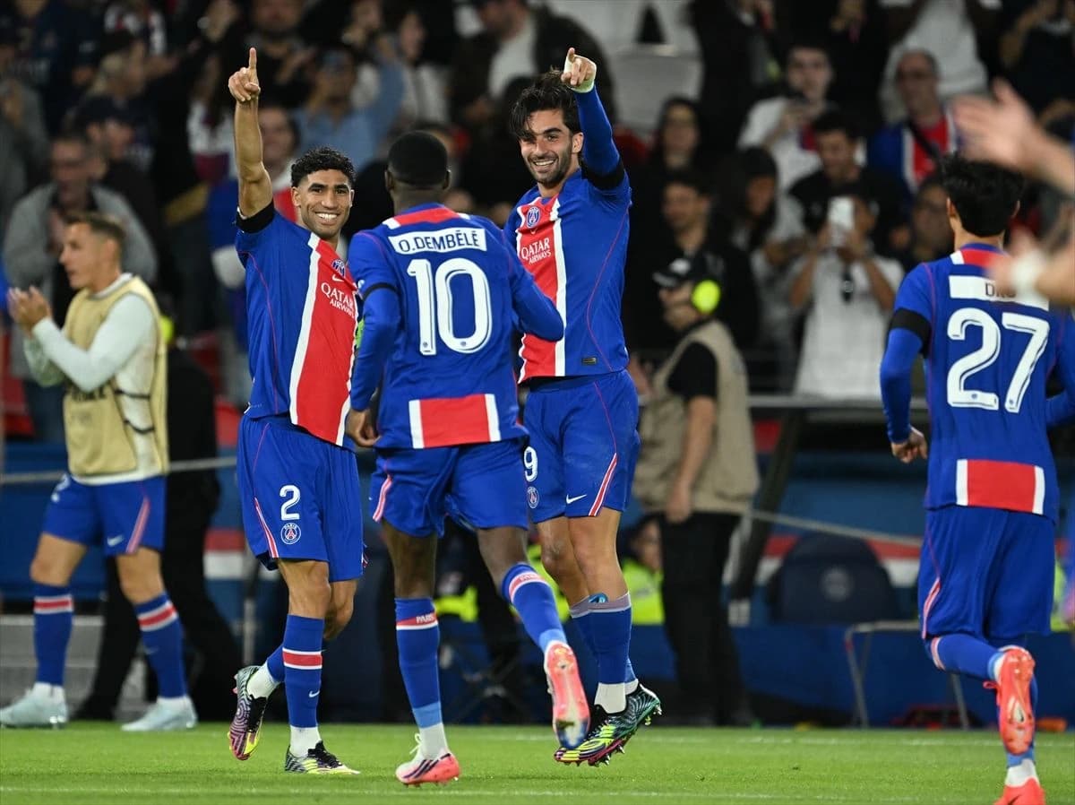 Hakimi (broj 2) nosi dres PSG-a