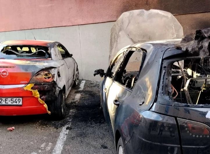 Policija u Bihaću istražuje požar u kojem su gorjela tri automobila
