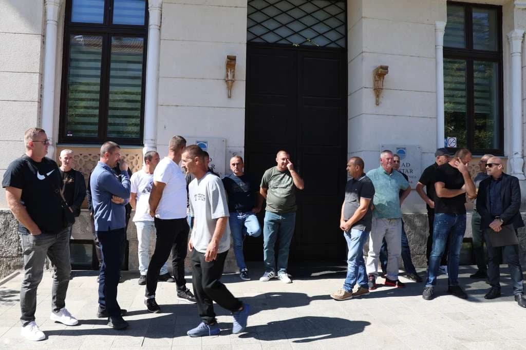 Konačno pravda: Dio otpuštenih radnika JP Komunalno Mostar dobio privremeno rješenje o povratku na posao