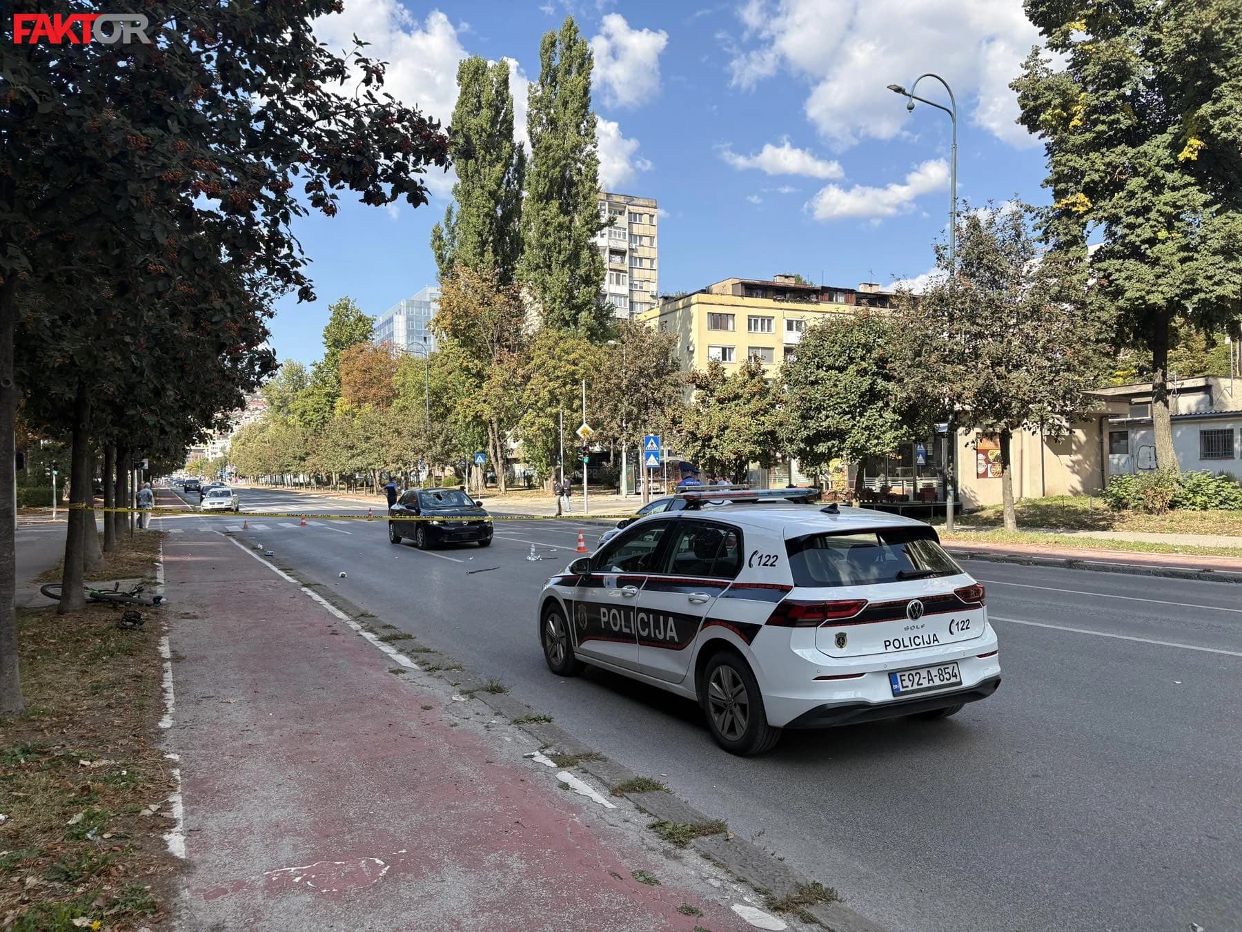 Na Grbavici automobil udario 11-godišnjeg biciklistu, prevezen je u KCUS