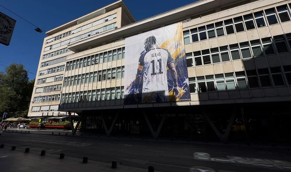 Veliki poster Edina Džeke postavljen na zgradi u centru Sarajeva