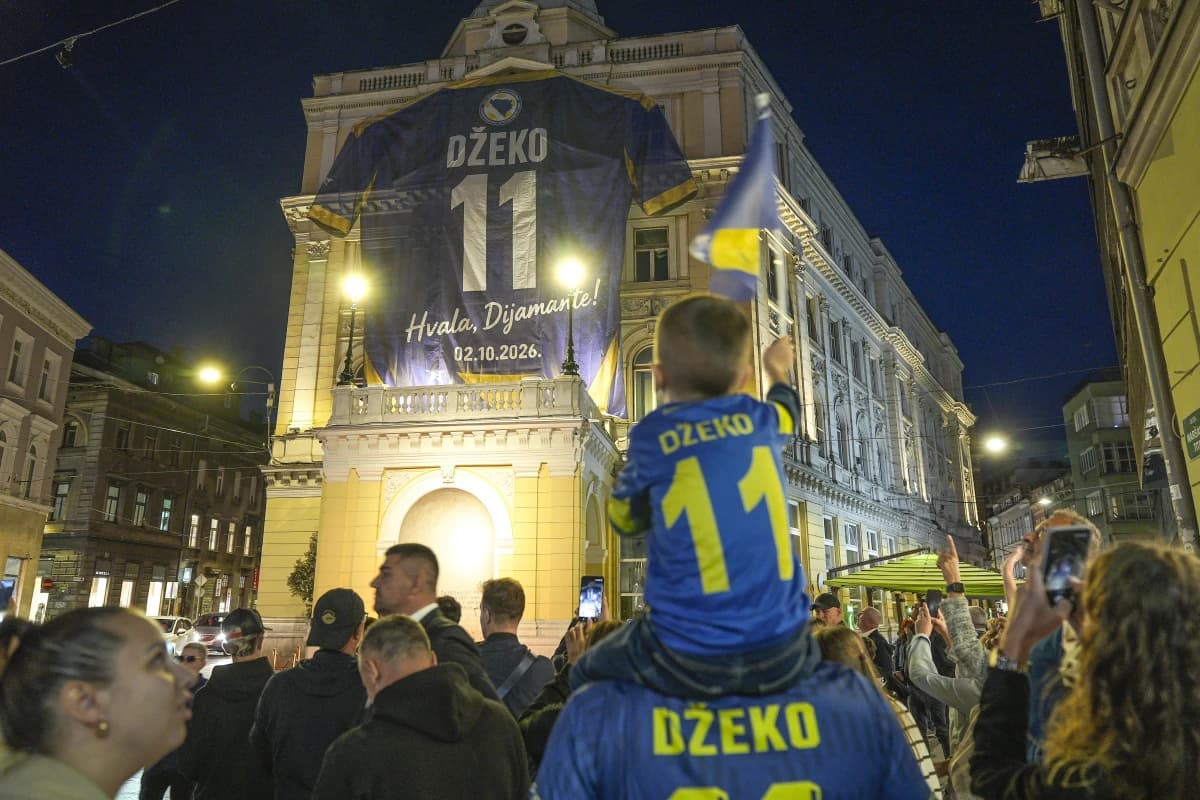 U Sarajevu iznad Vječne vatre istaknut veliki dres kapitena BiH Edina Džeke