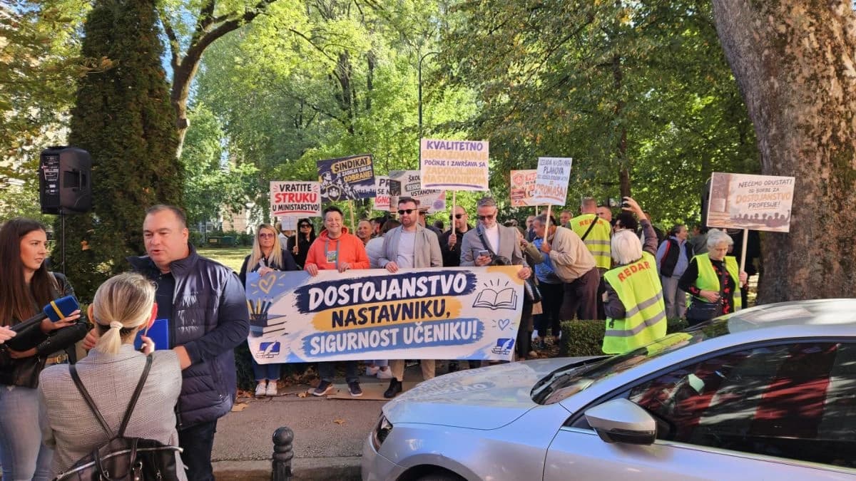 Prosvjetari protestovali ispred Vlade KS: "Dvije godine trpimo Pravilnik koji nam veže ruke i štiti prekršitelje"