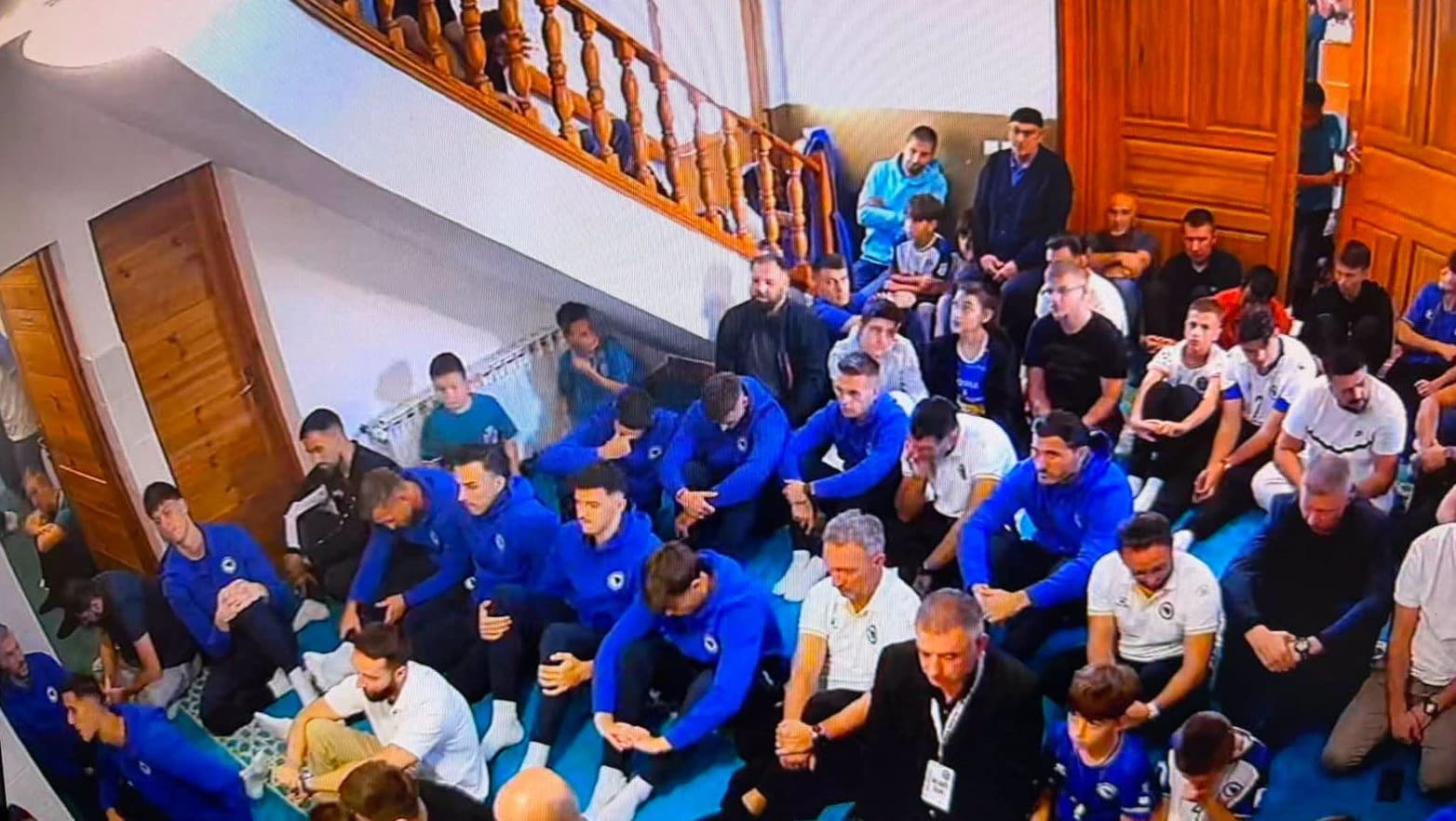Brojni reprezentativci BiH prije puta u Zenicu na džuma-namazu u Sokolović Koloniji