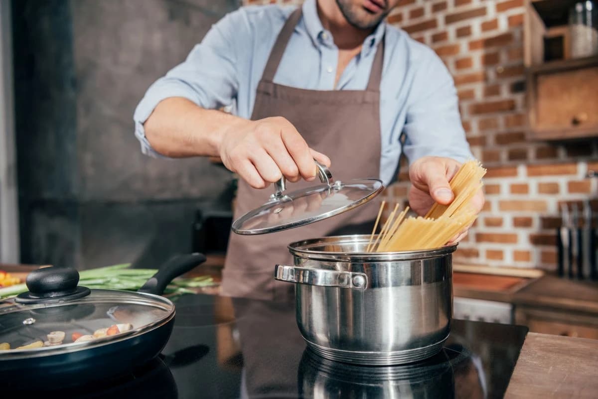 Trebate li poklopiti šerpu dok kuhate tjesteninu?
