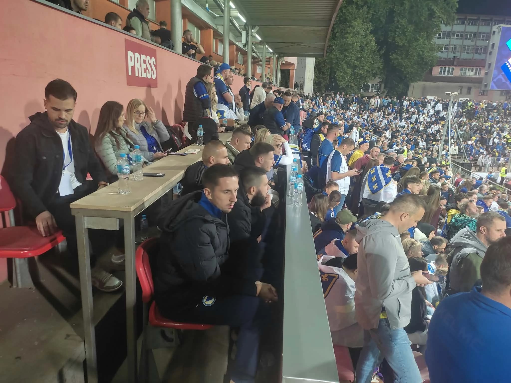 Potencijalni A reprezentativci BiH na Bilinom polju, na zgradi pored stadiona okačena poruka za Džeku