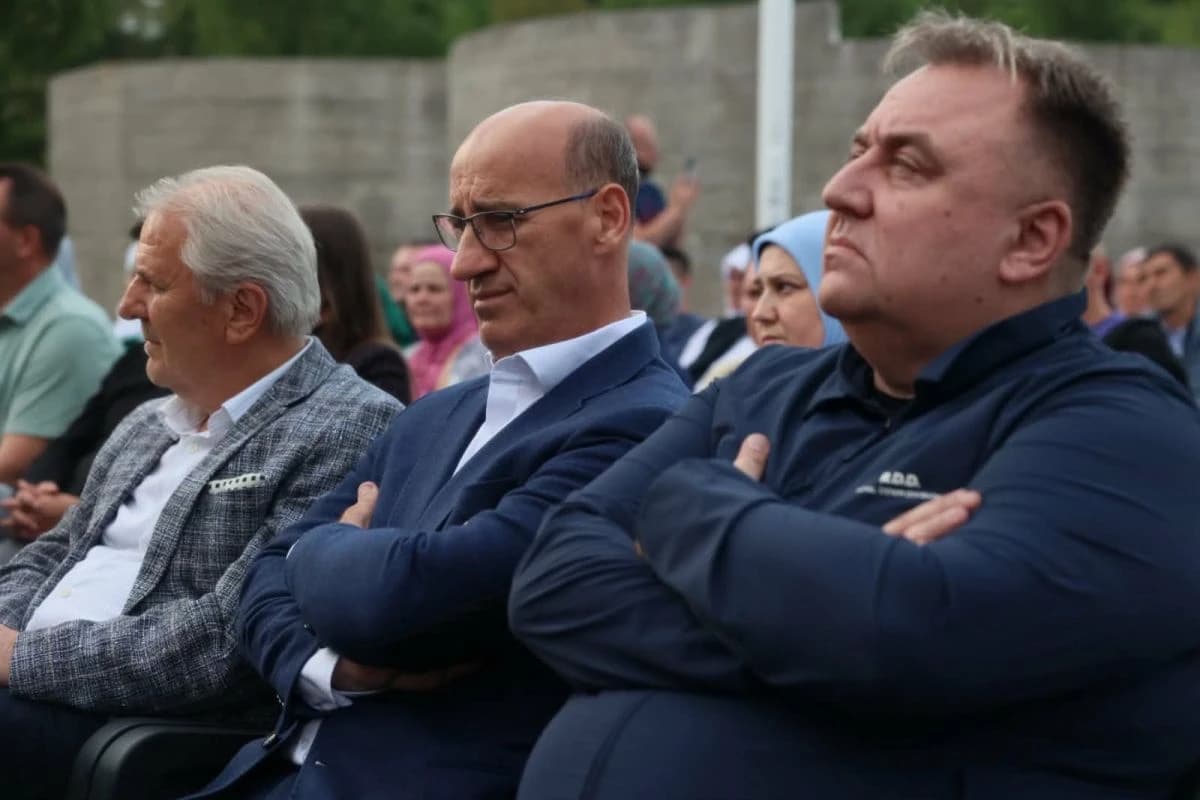 Ramiz Salkić (u sredini)