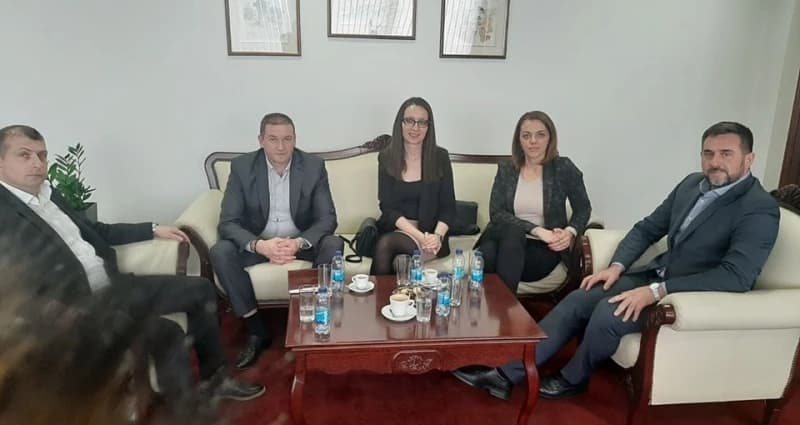 Edin Ramić sa povratnicima u Odžak i Drvar 