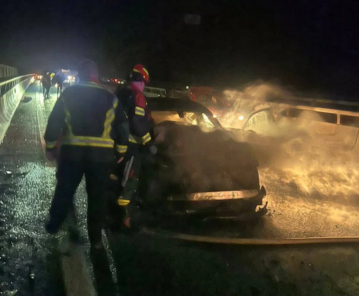 Drama na autoputu kod Sarajeva: Auto se zapalio nakon sudara s kamionom, taksista spasio vozača
